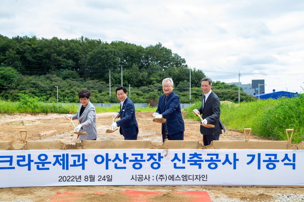 윤영달 크라운해태제과 회장(사진 오른쪽 두번째), 윤석빈 크라운제과 대표이사(오른쪽 첫번째), 박경귀 아산시장(오른쪽 세번째), 김희영 아산시의회 의장(오른쪽 네번째). 출처=크라운제과