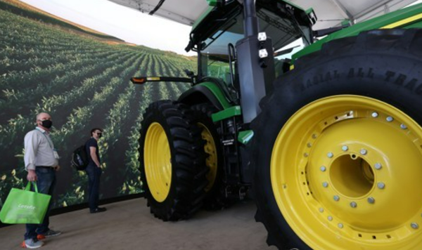 존디어 트랙터가 보인다. 출처 연합뉴스