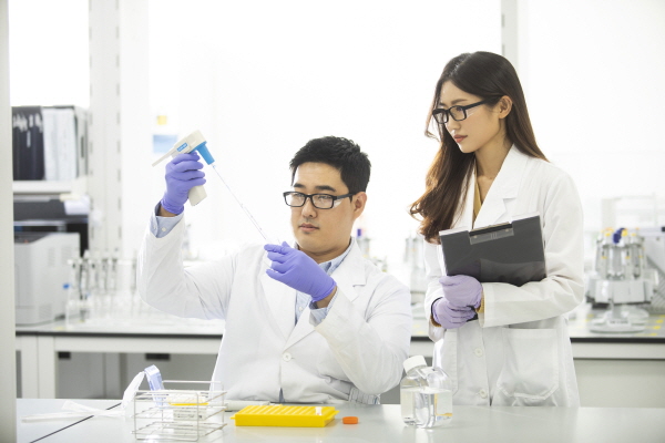 삼성바이오에피스 연구진이 파이프라인 관련 연구를 진행하고 있다. 출처=삼성바이오에피스