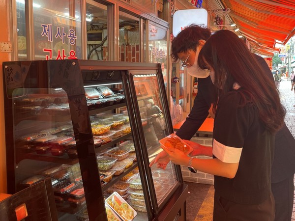 귀성객들이 추석을 맞아 반찬 전문점에서 음식을 구매하고 있다. 출처=자생한방병원