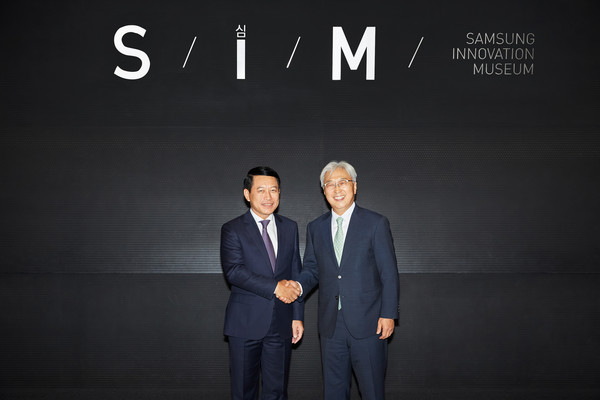 삼성전자 이인용 사장(오른쪽)과 살름싸이 꼼마싯 라오스 부총리. 출처= 삼성전자