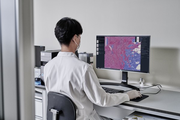 루닛 관계자가 루닛 인사이트를 활용하고 있다. 출처=루닛