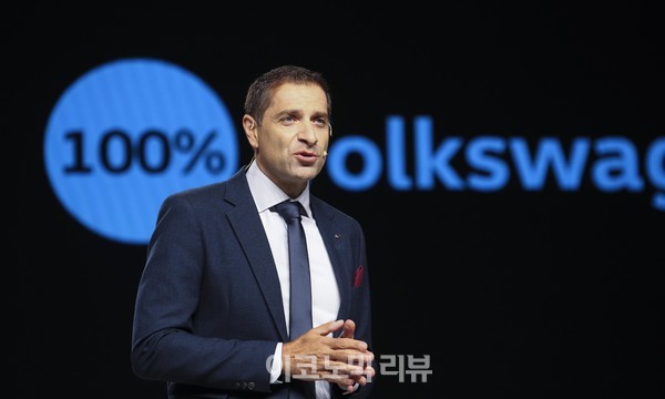 사샤 아스키지안 폭스바겐코리아 사장이 15일 서울 광진구 그랜드 워커힐 서울에서 폭스바겐의 첫 순수 전기 SUV, '디 올-일렉트릭 ID.4(The all-electric ID.4)'를 선보이고 있다.사진=박재성 기자