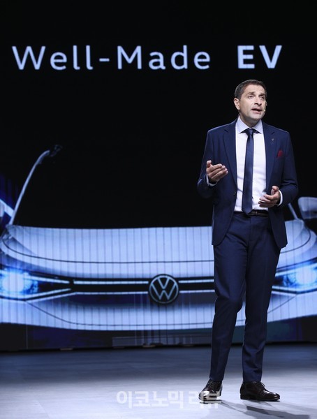 사샤 아스키지안 폭스바겐코리아 사장이 15일 서울 광진구 그랜드 워커힐 서울에서 폭스바겐의 첫 순수 전기 SUV, '디 올-일렉트릭 ID.4(The all-electric ID.4)'를 선보이고 있다.사진=박재성 기자
