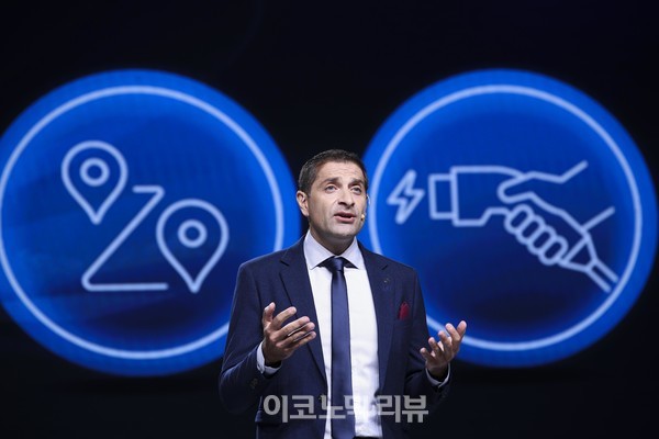 사샤 아스키지안 폭스바겐코리아 사장이 15일 서울 광진구 그랜드 워커힐 서울에서 폭스바겐의 첫 순수 전기 SUV, '디 올-일렉트릭 ID.4(The all-electric ID.4)'를 선보이고 있다.사진=박재성 기자