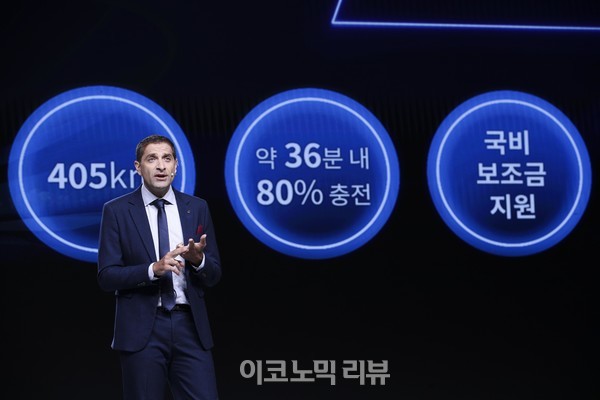 사샤 아스키지안 폭스바겐코리아 사장이 15일 서울 광진구 그랜드 워커힐 서울에서 폭스바겐의 첫 순수 전기 SUV, '디 올-일렉트릭 ID.4(The all-electric ID.4)'를 선보이고 있다.사진=박재성 기자