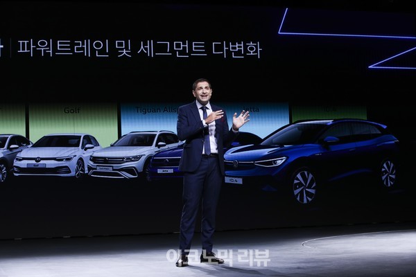 사샤 아스키지안 폭스바겐코리아 사장이 15일 서울 광진구 그랜드 워커힐 서울에서 폭스바겐의 첫 순수 전기 SUV, '디 올-일렉트릭 ID.4(The all-electric ID.4)'를 선보이고 있다.사진=박재성 기자