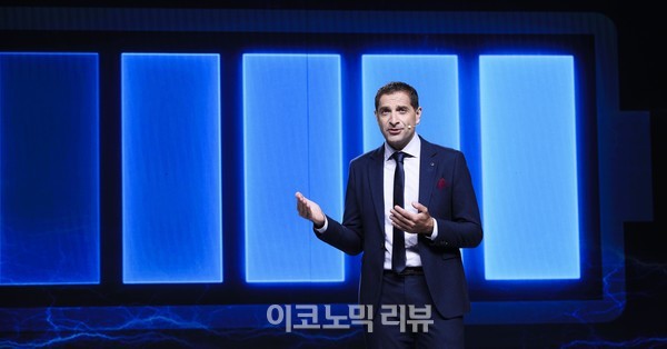 사샤 아스키지안 폭스바겐코리아 사장이 15일 서울 광진구 그랜드 워커힐 서울에서 폭스바겐의 첫 순수 전기 SUV, '디 올-일렉트릭 ID.4(The all-electric ID.4)'를 선보이고 있다.사진=박재성 기자