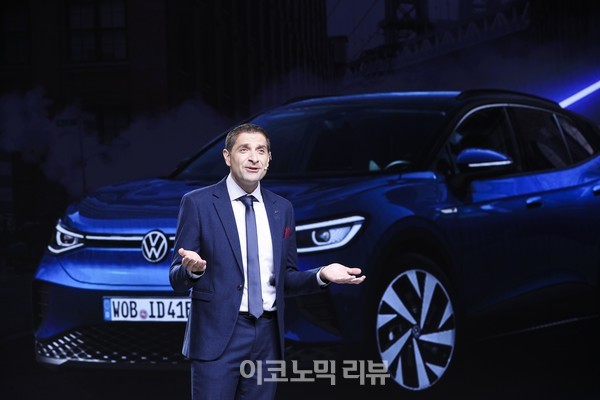 사샤 아스키지안 폭스바겐코리아 사장이 15일 서울 광진구 그랜드 워커힐 서울에서 폭스바겐의 첫 순수 전기 SUV, '디 올-일렉트릭 ID.4(The all-electric ID.4)'를 선보이고 있다.사진=박재성 기자