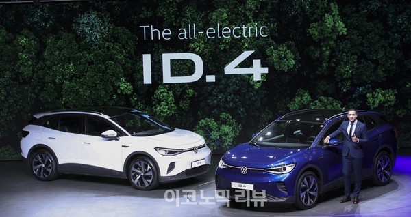 사샤 아스키지안 폭스바겐코리아 사장이 15일 서울 광진구 그랜드 워커힐 서울에서 폭스바겐의 첫 순수 전기 SUV, '디 올-일렉트릭 ID.4(The all-electric ID.4)'를 선보이고 있다.사진=박재성 기자