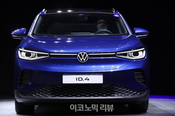 폭스바겐코리아가 15일 서울 광진구 그랜드 워커힐 서울에서 폭스바겐의 첫 순수 전기 SUV, '디 올-일렉트릭 ID.4(The all-electric ID.4)'를 선보이고 있다.사진=박재성 기자