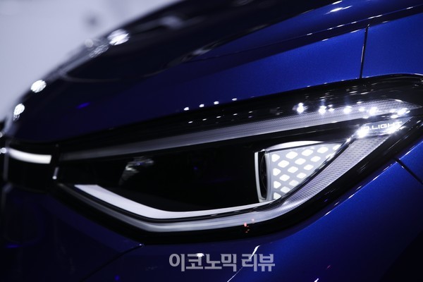 폭스바겐코리아가 15일 서울 광진구 그랜드 워커힐 서울에서 폭스바겐의 첫 순수 전기 SUV, '디 올-일렉트릭 ID.4(The all-electric ID.4)'를 선보이고 있다.사진=박재성 기자