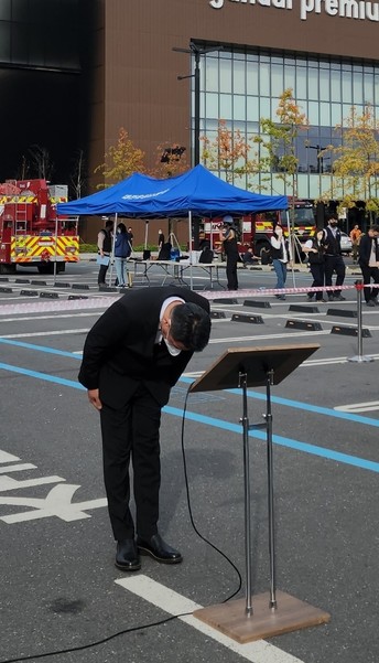 26일 정지선 현대백화점그룹 회장이 현대프리미엄아울렛 대전점 앞에서 대형 화재가 발생해 다수의 사상자가 발생한 데 대해 사과의 뜻을 전하며 고개를 숙이고 있다.  사진=현대백화점.