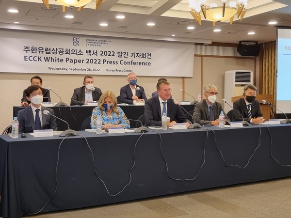 28일 서울 종로구 한국프레스센터에서 주한유럽상공회의소의 규제환경 백서 발간 기념 기자회견이 진행되는 모습. 사진=최동훈 기자
