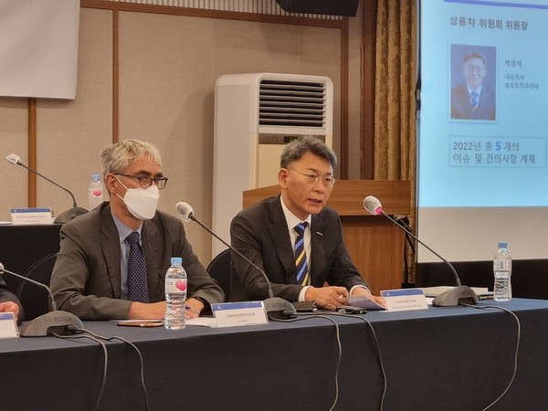 유럽상의 상용차위원회 위원장을 맡고 있는 박강석 볼보트럭코리아 대표(오른쪽)가 규제 개선 건의사항을 발표하는 모습. 사진=최동훈 기자