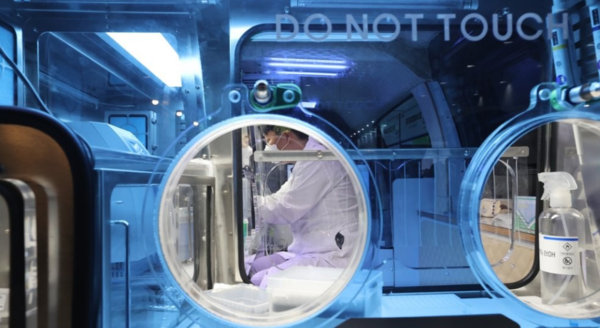 한 연구원이 진단 검사 과정을 시연하고 있다. 출처=연합뉴스