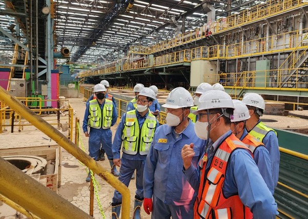 최정우 회장(오른쪽 두번째)이 지난 9월12일 포항제철소의 전기강판 복구 현장을 점검하는 모습. 출처=포스코