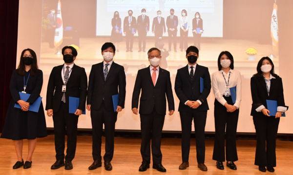 한국조폐공사 창립 71주년 기념 업무 유공자들이 기념촬영을 하고 있다.출처=한국조폐공사