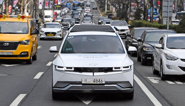 현대자동차가 지난 6월부터 서울 강남구 일대에서 시범운행 중인 자율주행 무인택시 로보라이드. 출처=현대자동차