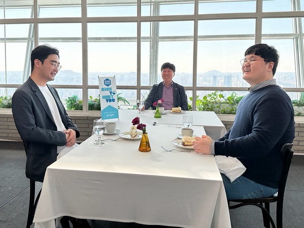김용문 창업진흥원 원장(가운데)을 포함해 이진열 한국시니어연구소 대표와 김주안 메타빌 대표가 라이스 투 밋유 행사에서 식사를 하면서 재창업시 필요한 내용에  대해 대화를 나누고 있다.출처=창진원