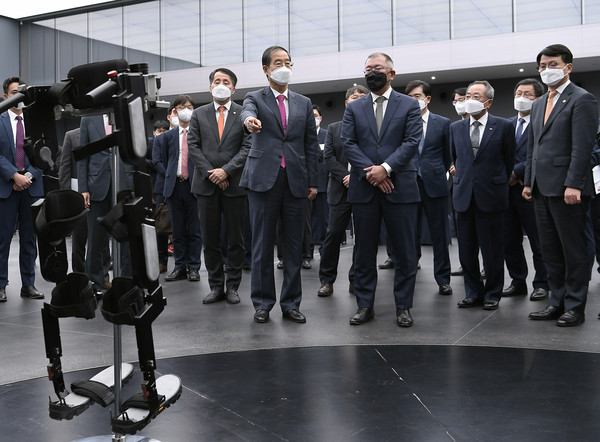 경기도 화성시 소재 현대차·기아 기술연구소에서 한덕수 국무총리와 현대차그룹 정의선 회장이 현대차그룹 웨어러블 로봇을 살펴보고 있는 모습 (사진=현대차그룹)