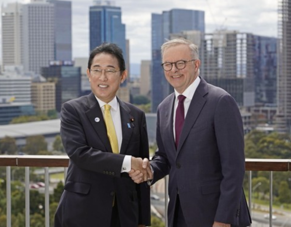 기시다 후미오 일본 총리(왼쪽)와 앤서니 앨버니지 호주 총리. 출처=연합뉴스