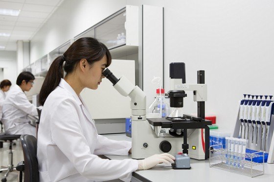 삼성바이오로직스 연구원이 연구를 하고 있다. 출처=삼성바이오로직스
