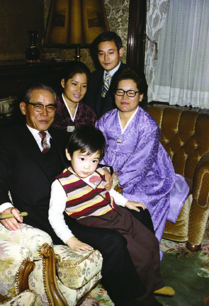 1972년 장충동 자택서 찍은 가족사진. 출처 : 삼성전자