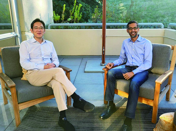 이재용 부회장이 구글 순다르 피차이 CEO와 만나고 있다. 출처 : 삼성전자