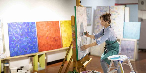 작업실에서 나비현정. 작가제공