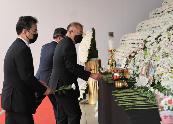 정의선 현대자동차그룹 회장(오른쪽)이 1일 서울광장 서울도서관 정문 앞에 마련된 이태원 사고 사망자 합동분향소를 찾아 조문하고 있다. 왼쪽은 장재훈 현대차 사장. 출처=연합뉴스