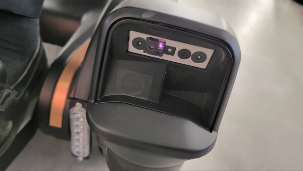 전방을 비추는 라이다 센서 위 3D 뎁스 카메라가 보인다. 사진=최진홍 기자