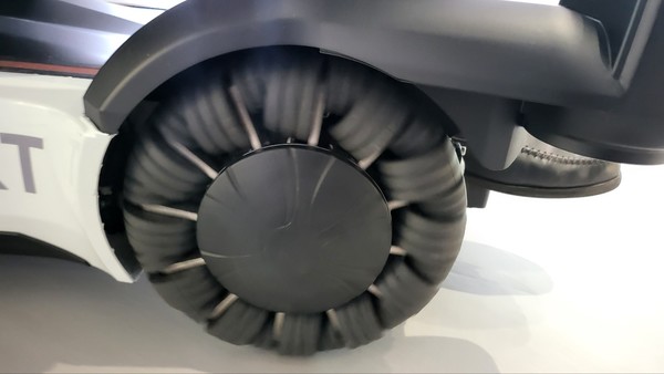 전후좌우 이동을 부드럽게 만드는 바퀴. 사진=최진홍 기자