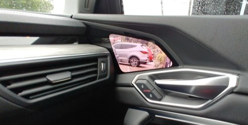 e-트론 스포트백 50의 버츄얼 사이드 미러로 비춘 차량 측후방부의 모습을 실내 화면으로 확인할 수 있다. 사진= 이코노믹리뷰 최동훈 기자