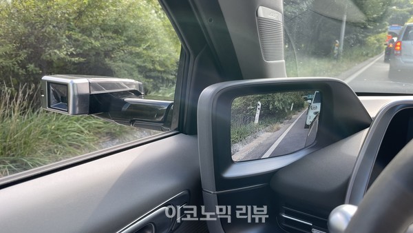 현대차 아이오닉 6에 부착된 디지털 사이드 미러와 모니터 (사진=조재환 기자)
