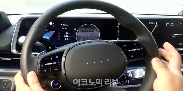 현대차그룹은 최근 출시 차량에 차선 변경시 클러스터(계기판) 화면에 좌우측 차선 현황 화면을 보여준다 (사진=조재환 기자)