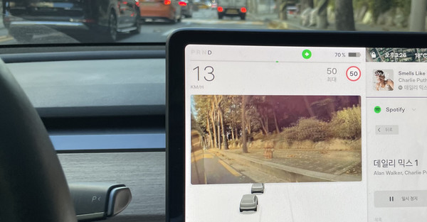 테슬라 모델 3 15인치 디스플레이는 차선 변경시 좌우측 차선 현황을 담은 카메라 화면을 보여준다. 이 기능은 최근 소프트웨어 업데이트를 통해 도입됐다. (사진=조재환 기자)