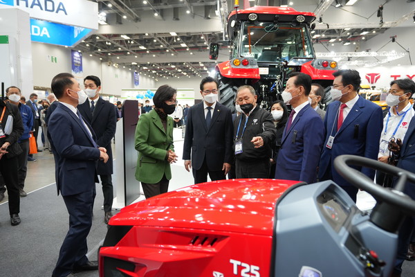 정황근 농식품부 장관이 2일 대구 엑스코에서 열린 2022 대한민국 국제농기계자재박람회에서 전시된 농기계 등을 둘러보고 있다.출처=농식품부