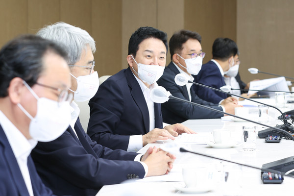 원희룡 장관이 해외 건설기업 CEO 간담회에서 대화를 나누고 있다.(자료사진) 출처=국토부.