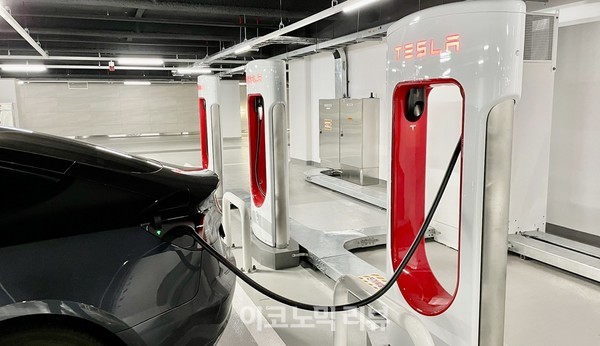 서울 역삼동 센터필드 지하 테슬라 슈퍼차저서 충전중인 테슬라 모델 3(사진=조재환 기자)