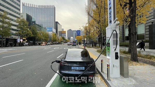 서울 중구 태평로빌딩 앞에 설치된 가로등형 전기차 충전기서 충전중인 테슬라 모델 3 (사진=조재환 기자)