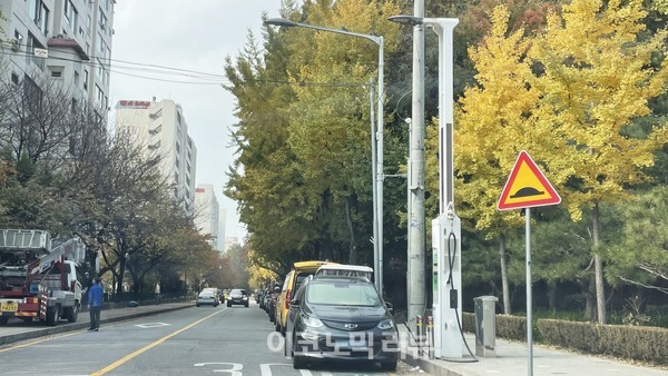 서울 압구정동에 위치한 가로등형 전기차 충전기 모습 (사진=조재환 기자)