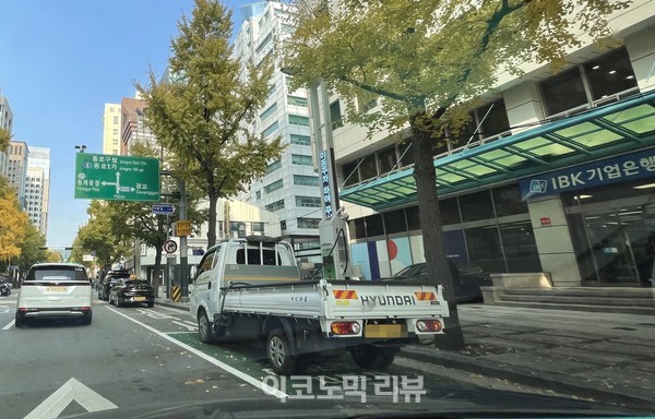 서울 중구 무교동 기업은행 앞 가로등형 전기차 충전기를 사용중인 전기 트럭 (사진=조재환 기자)