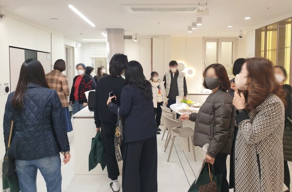 견본주택을 방문한 수요자들이 현장 내부를 둘러보고 있다.출처=계룡건설