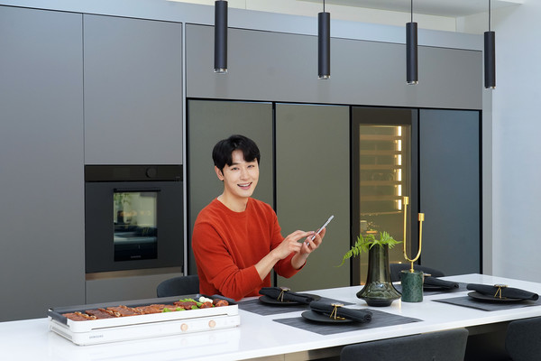 삼성전자 모델이 삼성 디지털프라자 용인구성본점에서 스마트싱스(SmartThings) 기반 홈 IoT 솔루션을 적용한 스마트 아파트 서비스를 소개하고 있다. 출처= 삼성전자