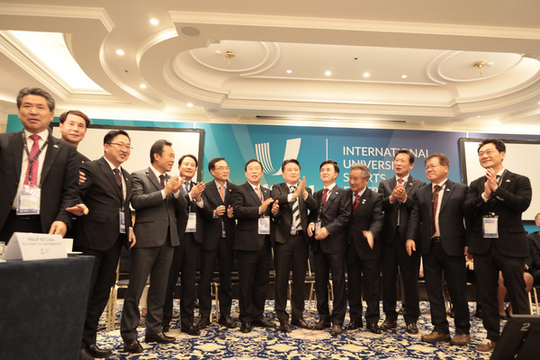 U대회 충청권 유치가 확정되자 충청권 4개 지자체장들이 환호하고 있다.출처=세종시