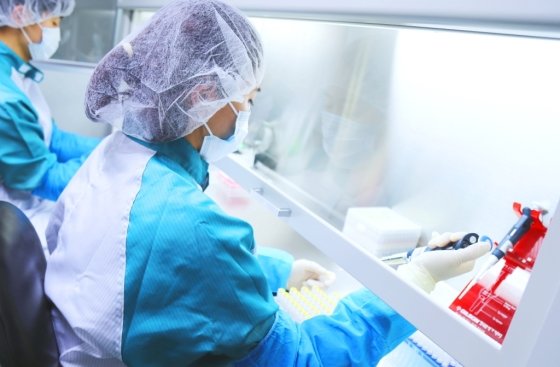 씨젠 연구원이 연구를 하고 있다. 출처=씨젠