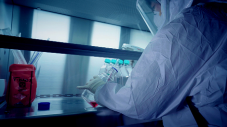 SD바이오센서 관계자가 진단시약을 개발하고 있다. 출처=SD바이오센서