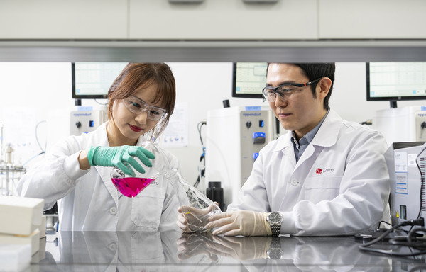 LG화학 생명과학사업본부 연구원들이 신약연구 활동을 진행하고 있다. 출처=LG화학