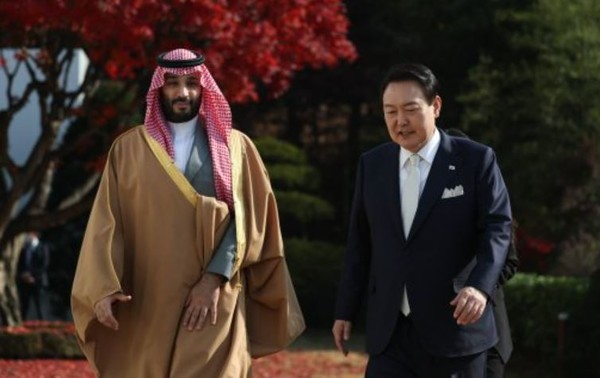 윤석열 대통령과 빈 살만 왕세자가 회담 후 서울 용산 대통령실 관저 내 정원을 함께 걸으면서 환담하고 있다. 출처= 대통령실